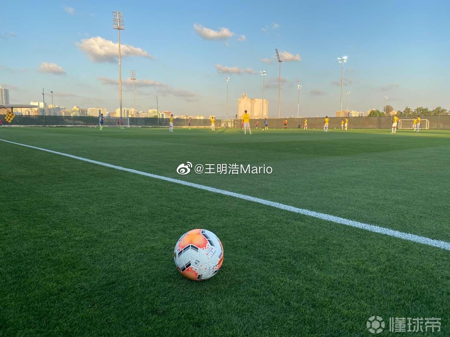 关于江苏苏宁队客场击败青岛黄海队，继续领跑榜首的信息