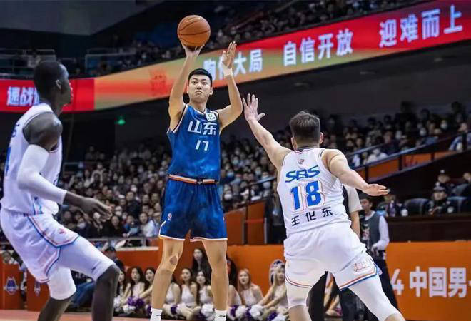 科尔多巴队长带领球员操练备战接下来比赛 科尔多巴队长带领球员操练备战接下来比赛