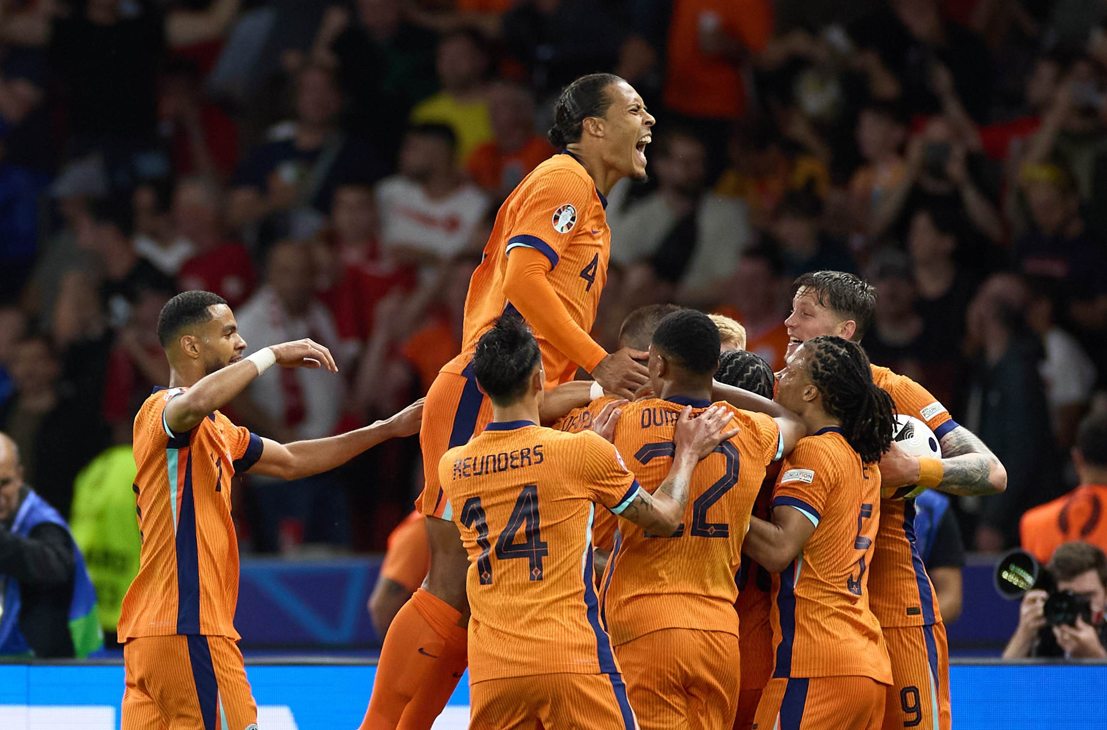 荷兰队在北爱尔兰获胜，扩大差距