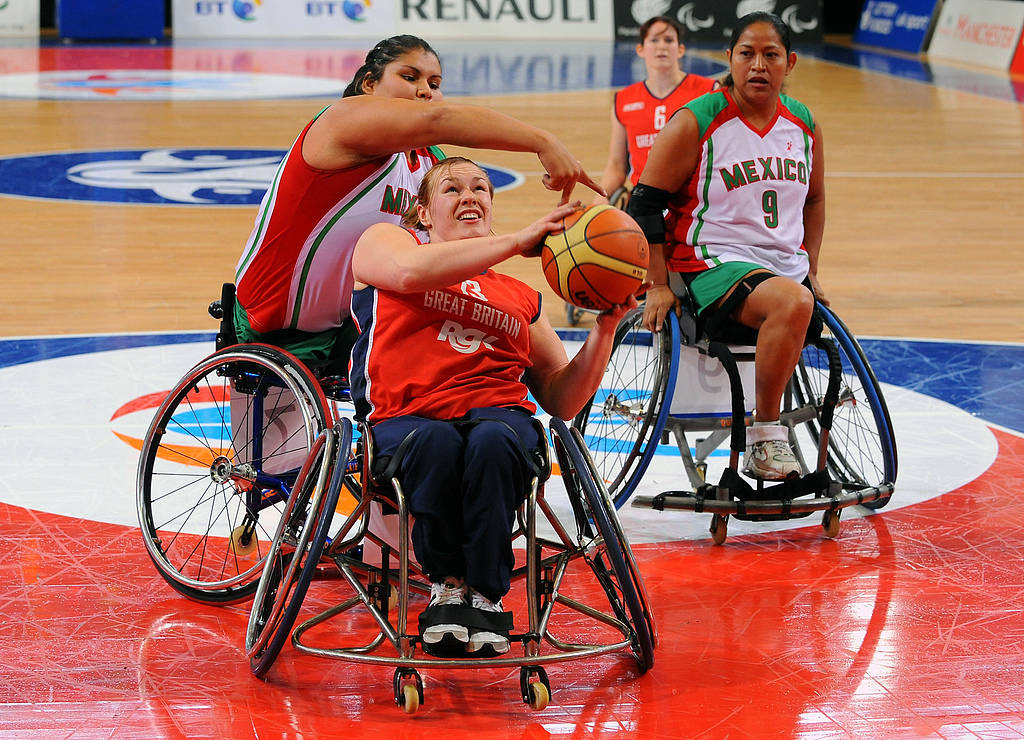 欧洲代表队在轮椅篮球比赛中获胜