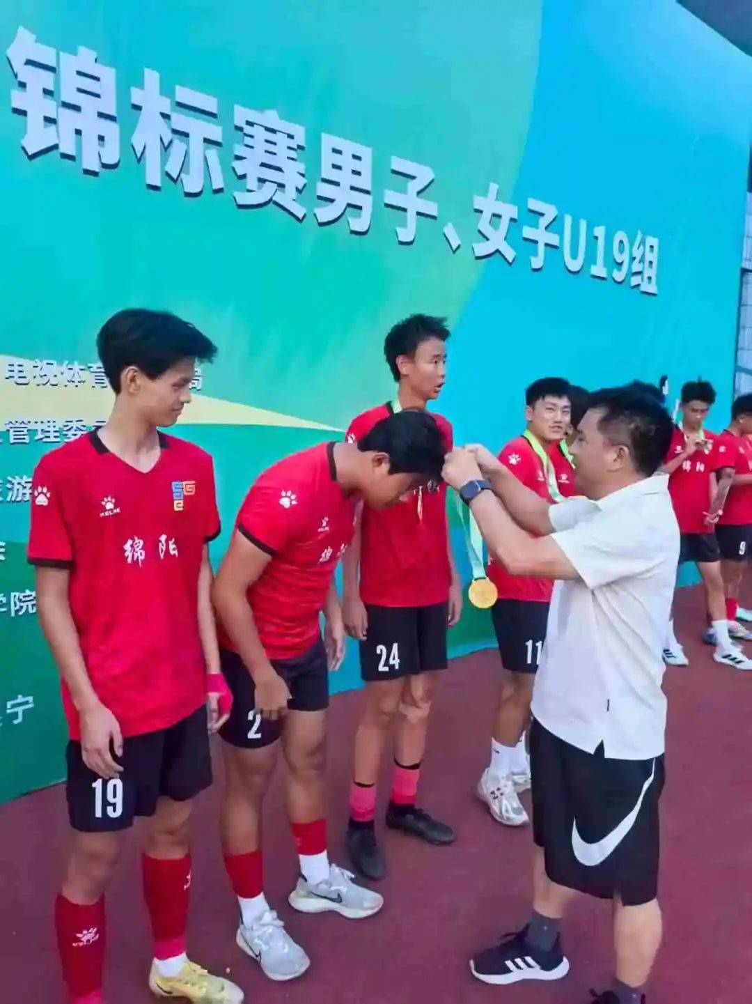 视觉盛宴，足球冠军较量展现豪情壮志