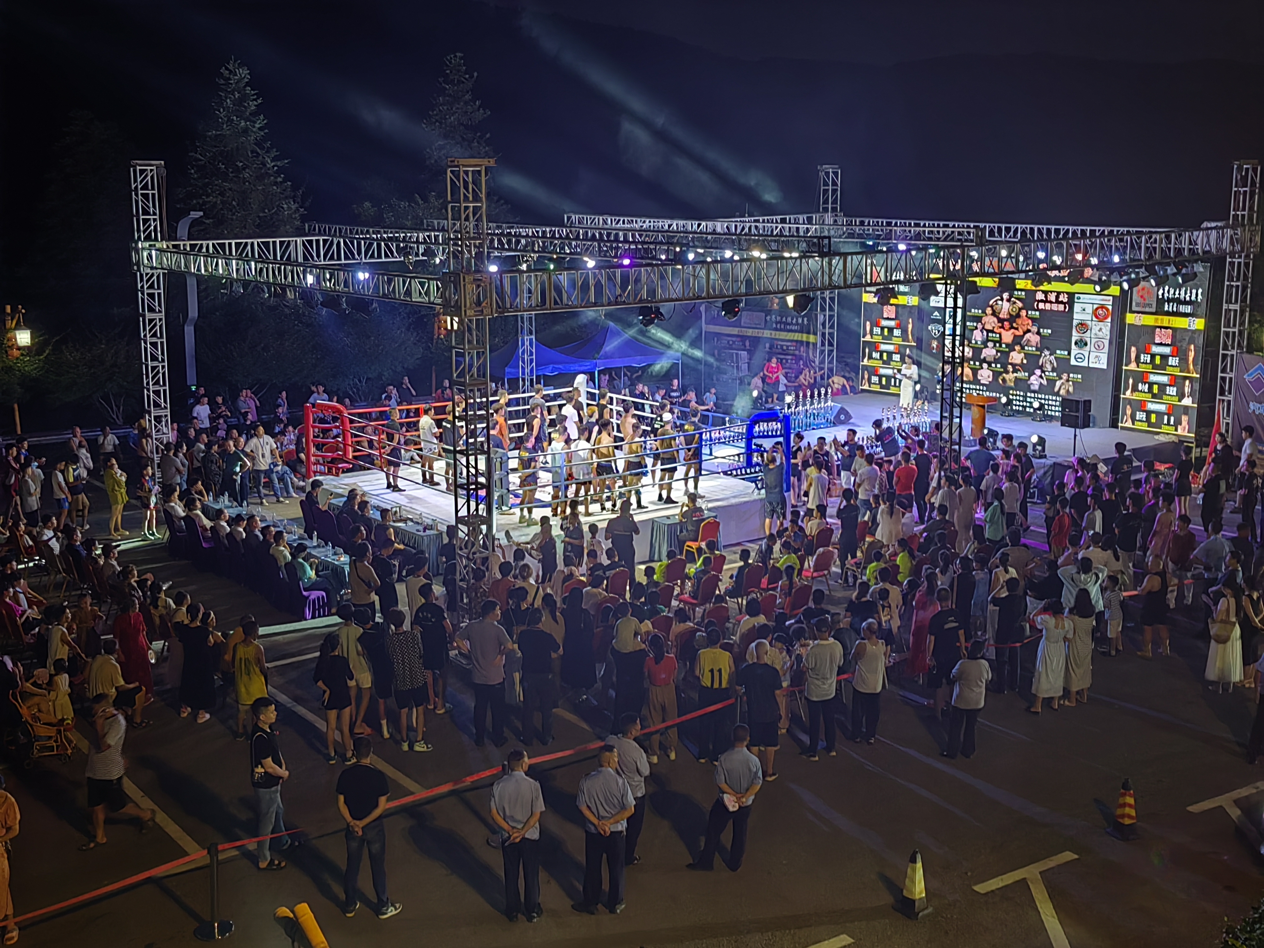 拳击赛场精彩纷呈，选手们展现实力与韧性