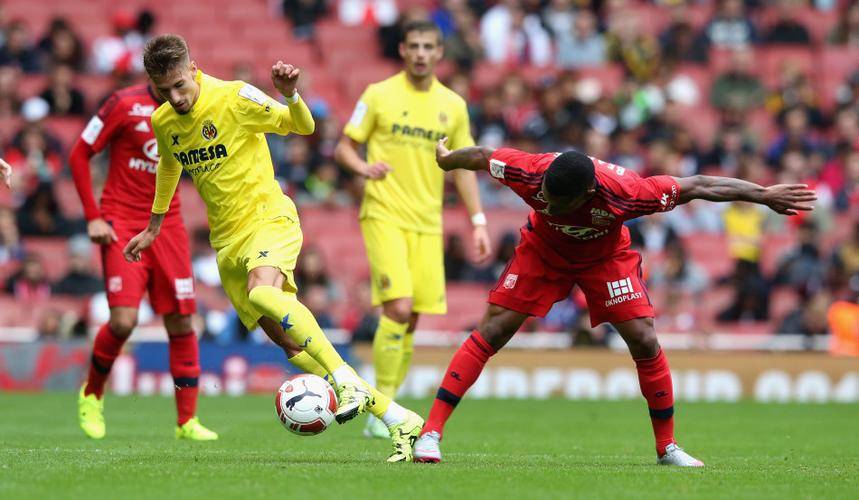 西甲比赛场上惊险连连，看点十足