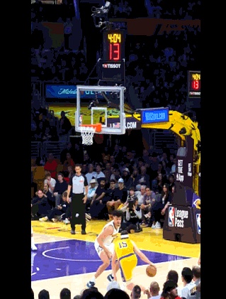 对手被罚下一员，球队抓住机会连续得分扩大领先的简单介绍