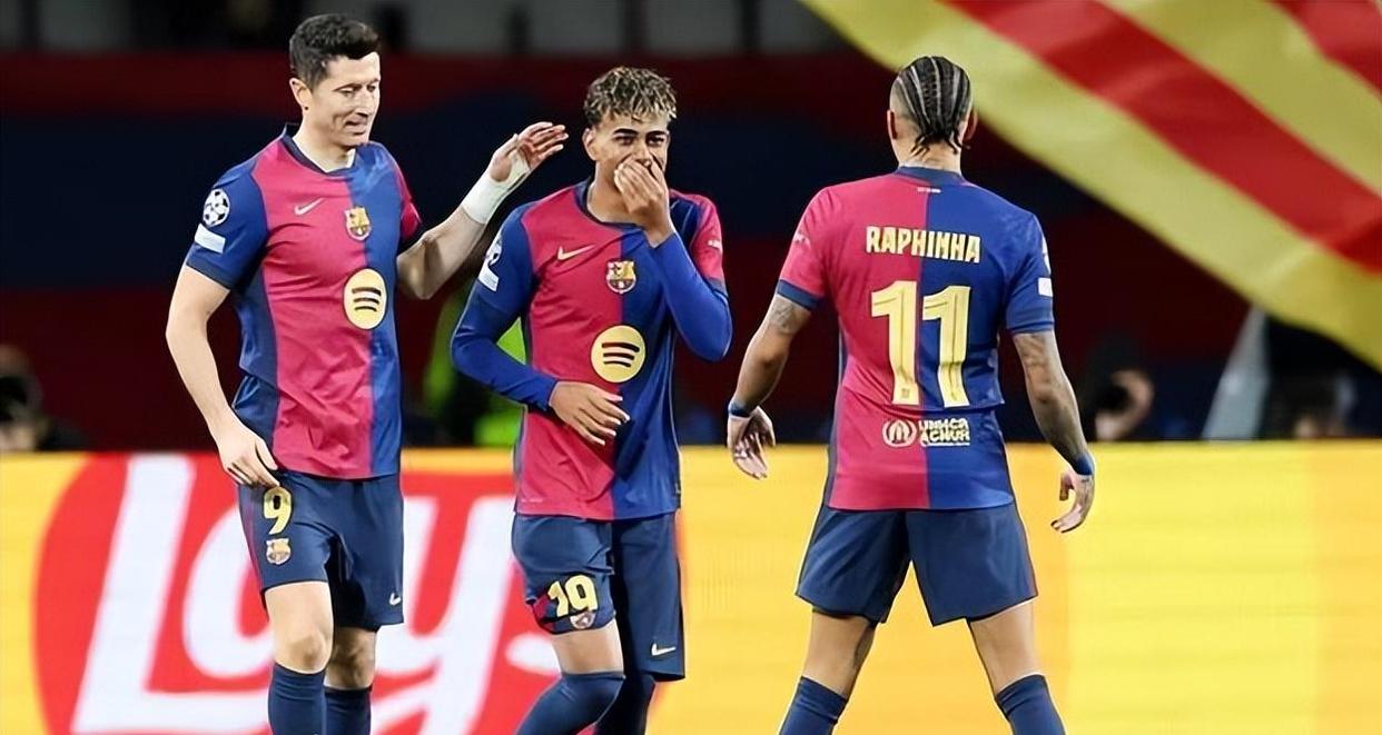 巴萨中场在比赛中送出精准传球 巴萨中场在比赛中送出精准传球