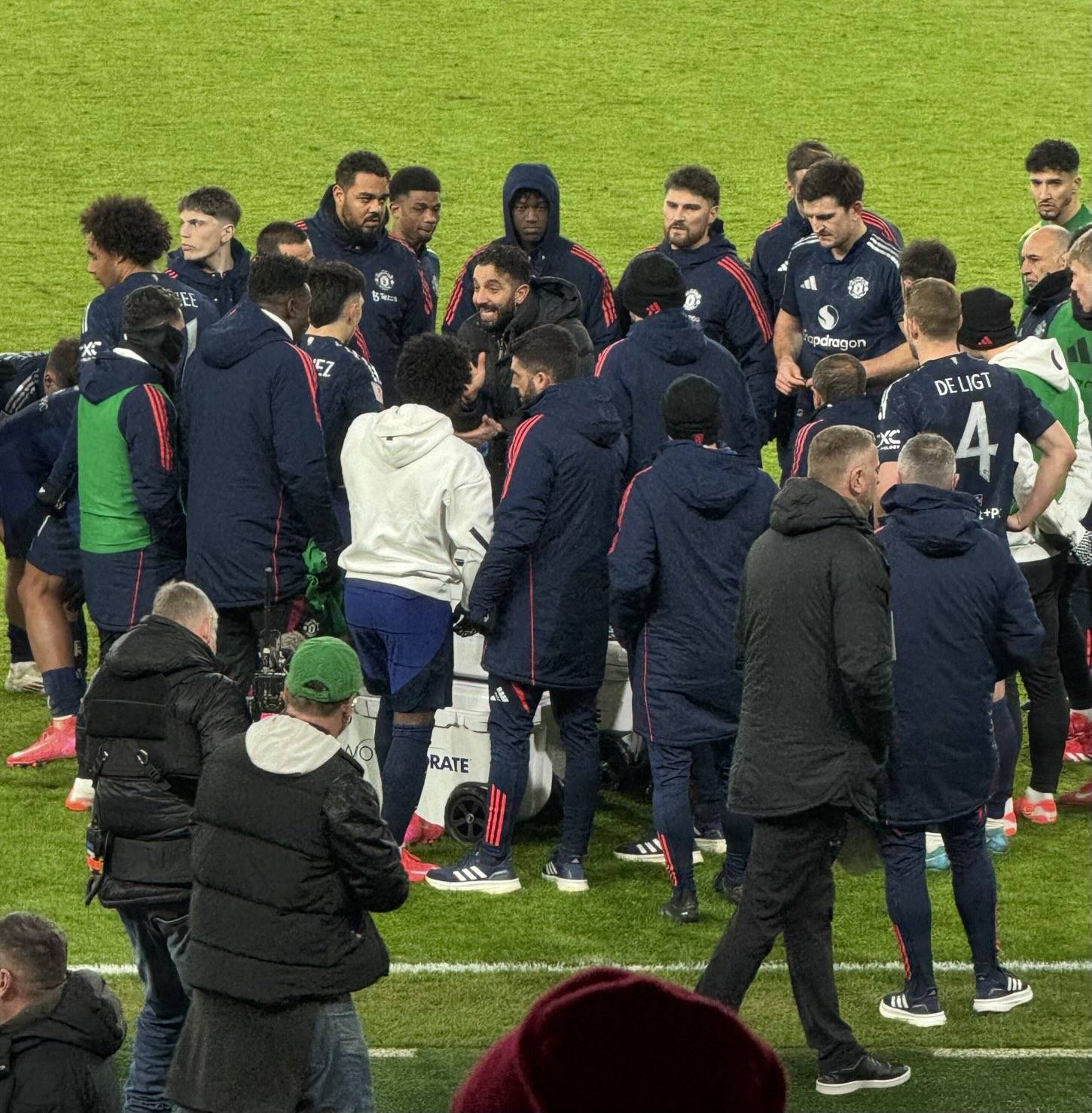 曼联球迷热情支持,球队士气高涨 曼联球迷热情支持,球队士气高涨