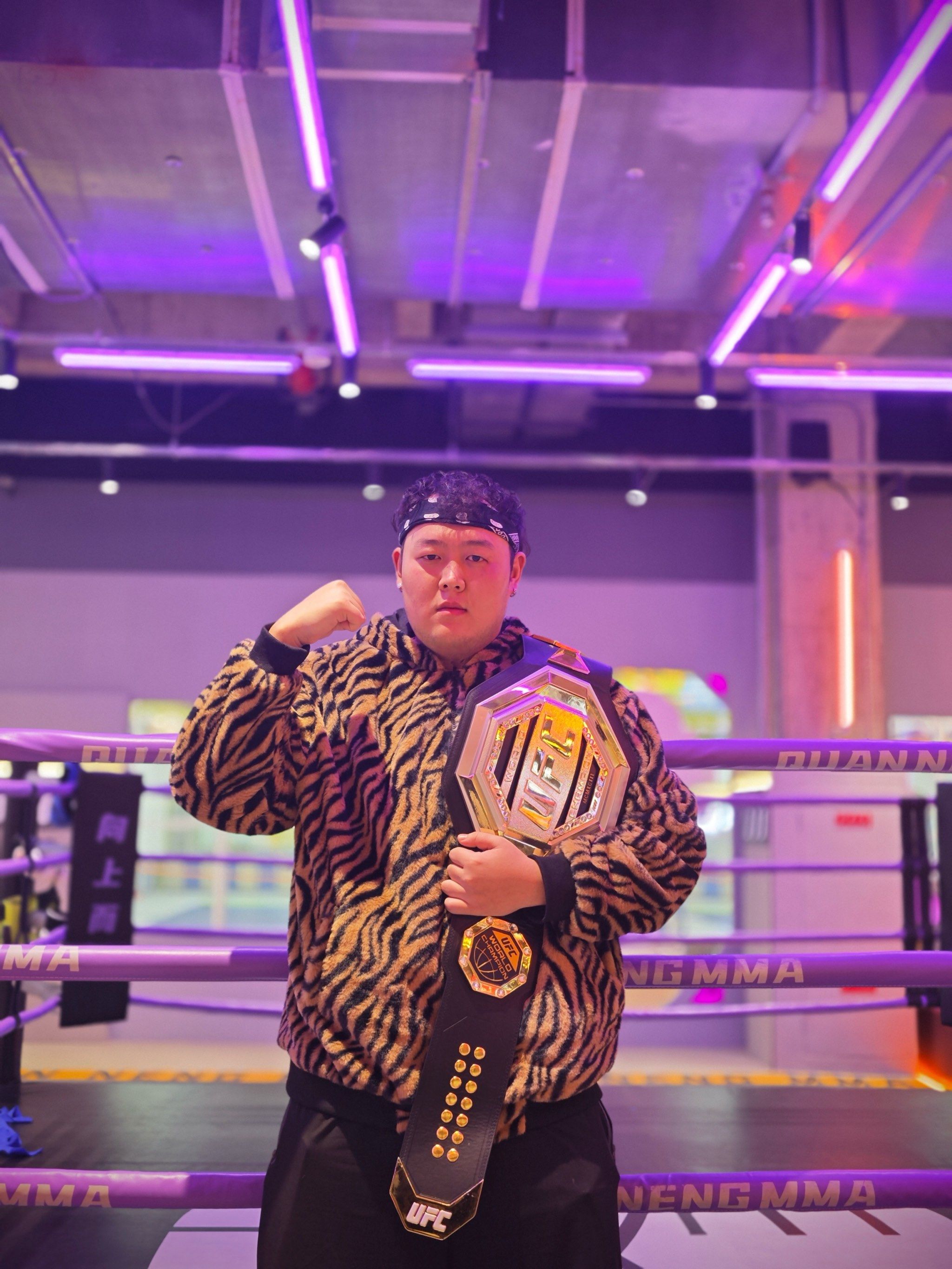 拳击选手拼搏斗志坚定激情角逐引人入胜的简单介绍 拳击选手拼搏斗志坚定激情角逐引人入胜的简单介绍