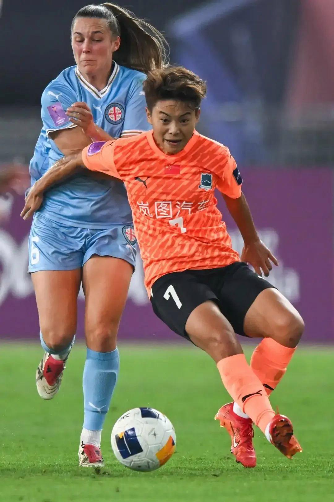 女足赛场上球员状态神勇，实力抢眼