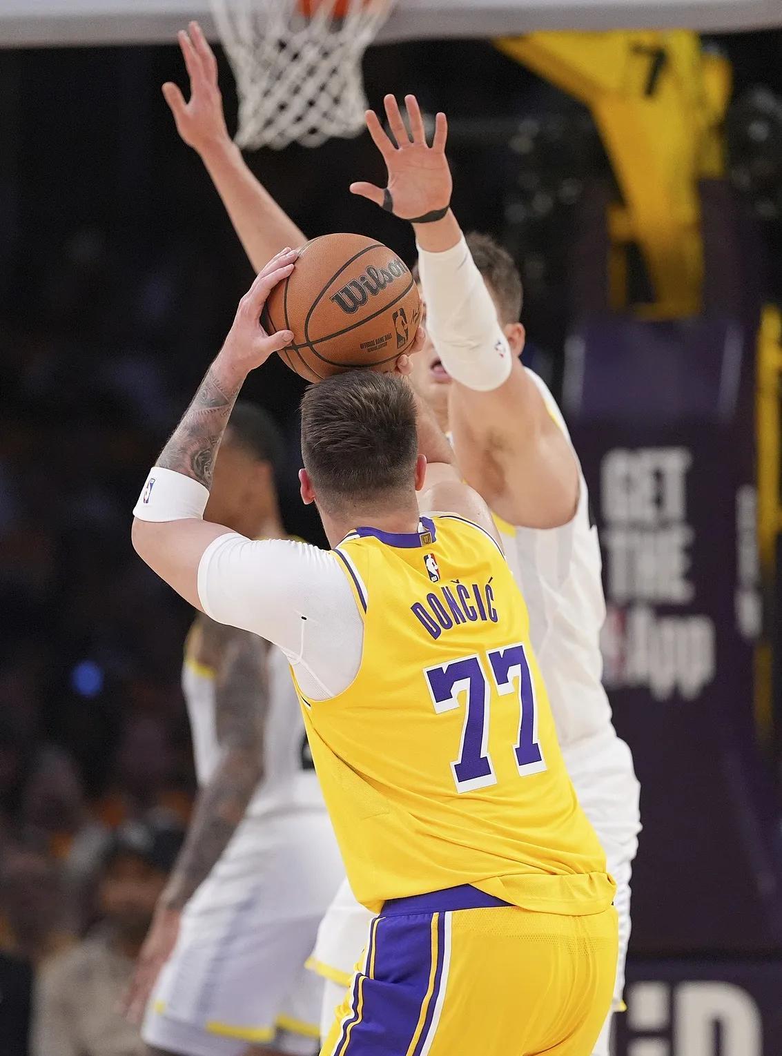 爵士客场大胜湖人,继续巩固西部领先优势 爵士客场大胜湖人,继续巩固西部领先优势