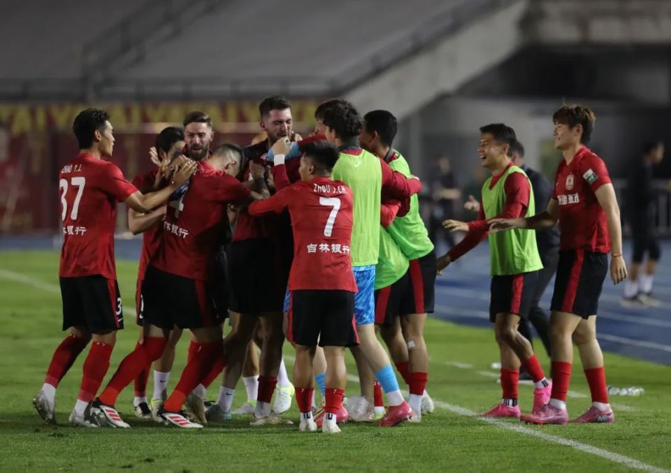 包含2021赛季亚冠联赛即将开始，中超四支球队举起中国球队希望旗帜。的词条