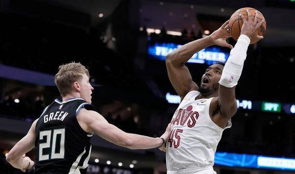 雄鹿主场击败国王，取得两连胜